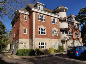 Hartford Court, East Cliff, Bournemouth. Walk to beach and town